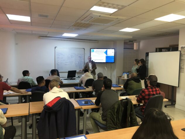 Unas veinte personas asisten a la jornada «construyendo empleo» organizada por Apymec