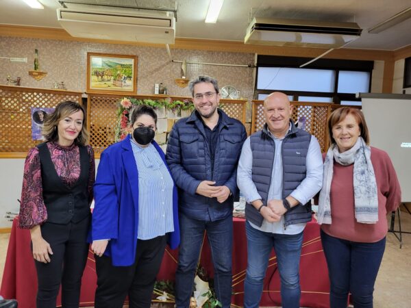 Maxim Huerta presenta en Minglanilla su libro Adiós, pequeño dentro del programa Los libros viajan por la provincia de la Diputación