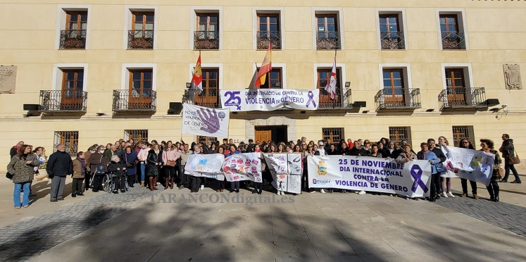 Decenas de personas han participado hoy en Tarancón en los actos con motivo del Día Internacional de la eliminación de la violencia de género
