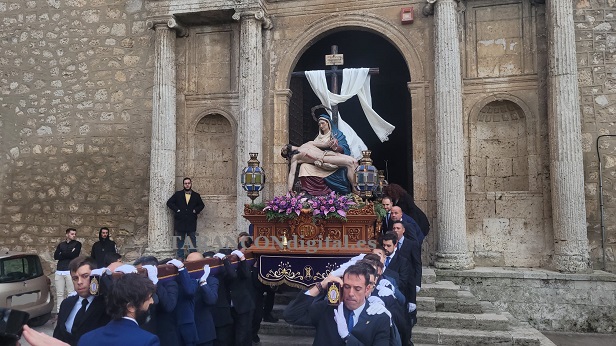 La imagen de la Virgen de la Piedad procesiona por las calles de Tarancón en su festividad