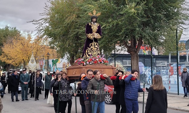 La imagen del Stmo. Cristo del Amor ha recorrido en procesión varias calles del Barrio de San Víctor y Santa Corona en su festividad