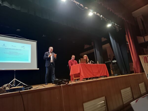 Unas treinta personas se informan en Casasimarro de las ayudas del Gobierno Regional con AMEP