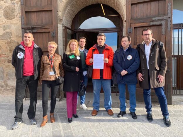 Los sindicatos con representación en la Mesa Sectorial del SESCAM han acudido hoy al Palacio de Fuensalida en Toledo para hacer entrega de más de 21.000 firmas pidiendo la reanudación de la Carrera Profesional en Castilla la Mancha