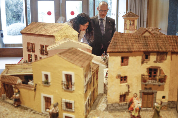 Abierto al público el belén de las Cortes regionales, que recrea cómo era el barrio toledano de San Cipriano hace más de dos siglos