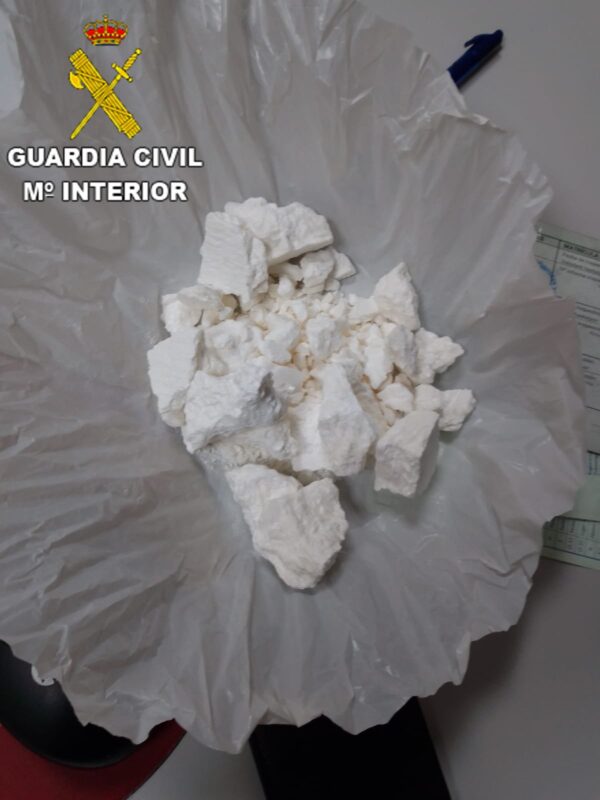 La Guardia Civil detiene a una persona por portar más de 180 gramos de cocaína ocultos