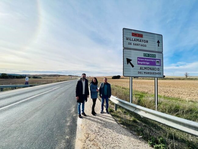 Se acometen actuaciones en diferentes carreteras de titularidad autonómica de la provincia para mejorar la adherencia en momentos de inclemencias meteorológicas