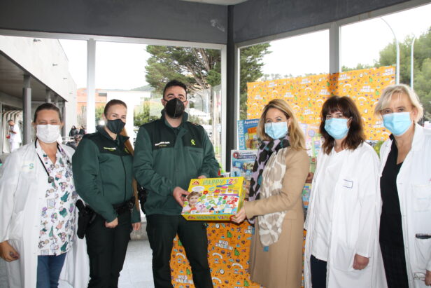La Asociación Sonrisas entrega al Hospital Virgen de la Luz de Cuenca un lote de juguetes para los niños ingresados en la planta de Pediatría