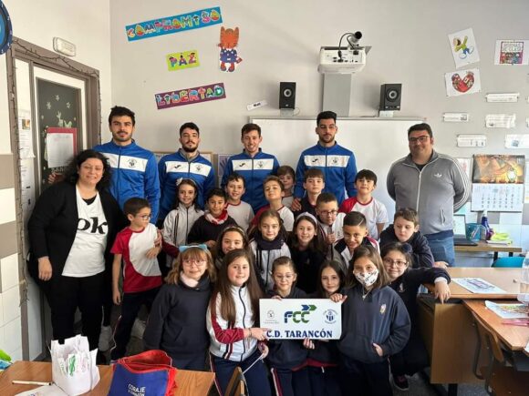 Jugadores del CD Tarancon explican a los escolares del Colegio Nuestra Sra de la Merced, el juego limpio y competitividad deportiva