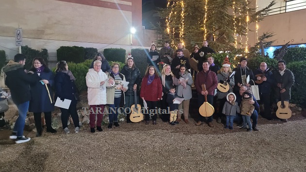 El grupo Caño Gordo de Tarancón ha realizado una ruta de villancicos siguiendo la de Belenes en los escaparates