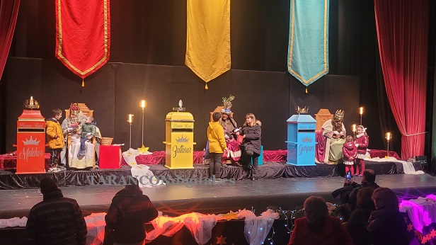 Centenares de niños y niñas junto a sus familias acudieron este viernes a entregar su carta a los Reyes Magos en Tarancón