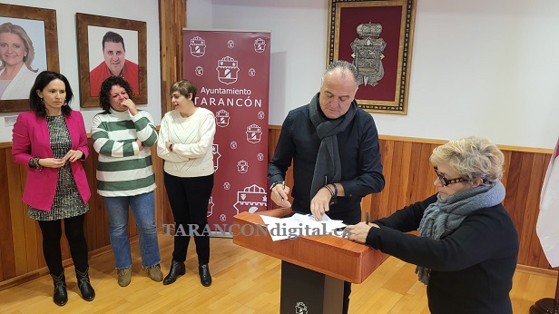 El Ayuntamiento de Tarancón firma un convenio con la Asociación Española Contra el Cáncer para establecer espacios sin humo el Parque Maria Cristina y el Campo de Fútbol de San Isidro