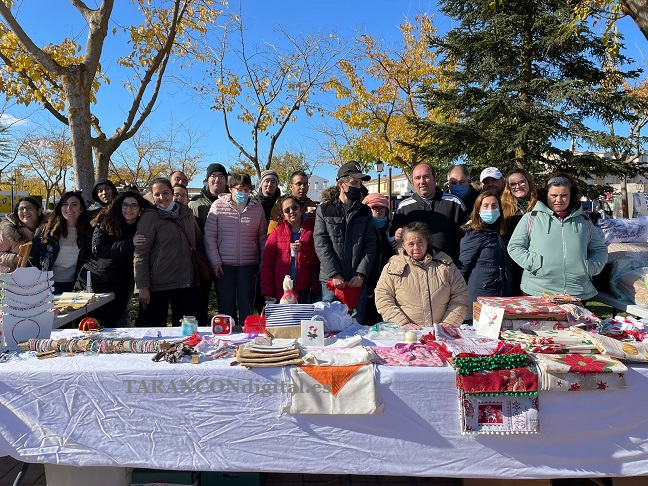 Afamit y el Centro Ocupacional han estado hoy el mercadillo de Tarancón con sendos puestos de venta de diferentes artículos