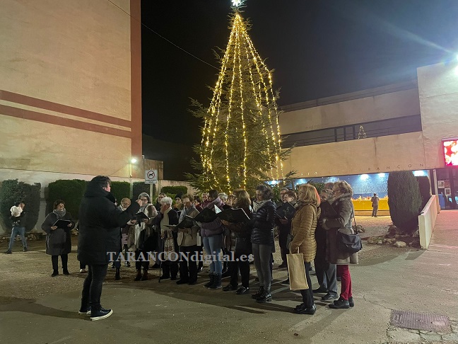La Coral Malena de Tarancón ha realizado un recital de villancicos a las puertas del Auditorio Municipal