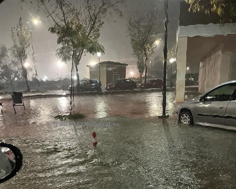 La gran cantidad de agua caída en las últimas horas en Tarancón ha dejado anegadas varias calles del casco urbano y la caída de una techumbre en la Calle Rodriguez Cagancho