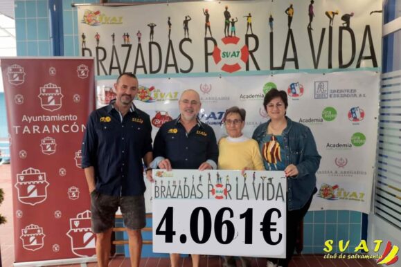 El Club SVAT de Salvamento y Socorrismo entrega la recaudación de la Jornada de Brazadas por la Vida a la Asociación Ademtac, coincidiendo con el final del Campus de Navidad en la piscina Municipal