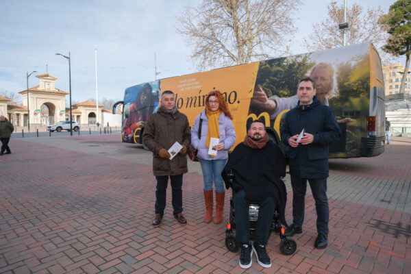 El delegado del Gobierno de España en Castilla-La Mancha visita el autobús del IMV, que ha atendido ya a 1.792 personas por todo el país