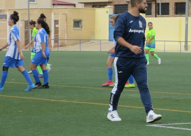 Vicente Chaves entrenador del equipo femenino de la EFB Jesús de la Ossa, líder del grupo I de la liga Regional considera que “es un grupo muy igualado que ahora lideramos” y confía en el “crecimiento del fútbol femenino” `por lo que trabajan, pero “sin renunciar a nada”