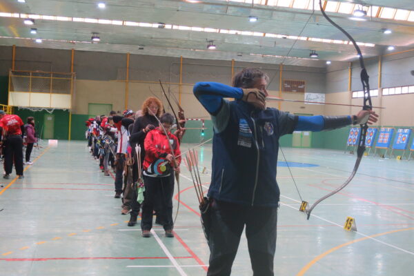 El XXIII Trofeo del Jamón de Tiro con Arco, concentra a casi 60 tiradores de diferentes puntos de la zona centro en el pabellón Peña el Águila, primer tirada del nuevo año, organizada por la Escuela de Tiro con Arco de la ciudad.