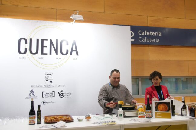 Alfonso Fernández y Mari Paz Marlo abren boca este lunes en el stand de la provincia de Cuenca en Madrid Fusión