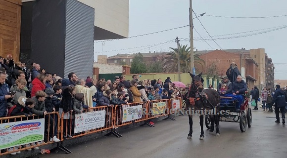 A pesar de lo desapacible de la jornada de hoy domingo se ha celebrado el desfile y bendición de animales en San Víctor y Santa Corona