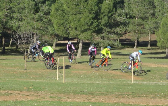 La selección castellano manchega de Ciclo Cross realizo un entrenamiento en el Circuito Juan Carlos de la Ossa de la explanada de Riánsares de Tarancón,