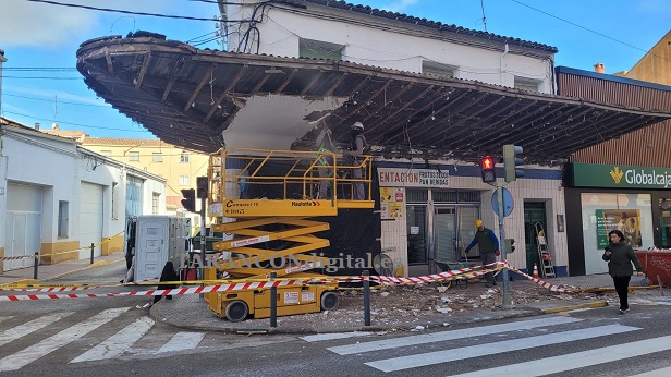 Se retira la marquesina del «antiguo Bar Manzanares» de Tarancón situada en la Avda. Miguel de Cervantes por peligro de desprendimiento