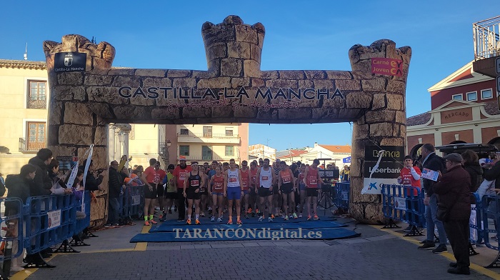Alegría e ilusión, ambiente festivo en la San Silvestre Paseo de Zapatería de Tarancón para despedir el año.
