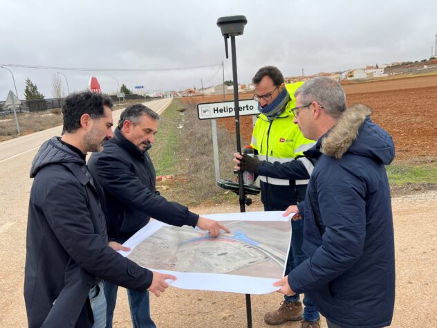 El Gobierno regional realiza el acta de replanteo para el inicio inminente de las obras de la glorieta en la CM-2202 en Motilla del Palancar