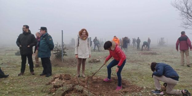 La directora general de la Guardia Civil,  María Gámez, participa en una jornada de  reforestación de encinas en las Tablas de  Daimiel