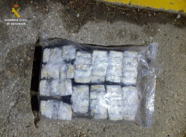 La Guardia Civil aprehende más de 5 kilos de hachís en un vehículo que circulaba por la A-4