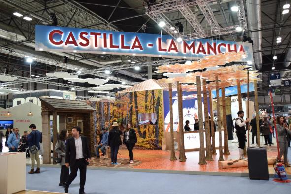 Emiliano García-Page recibe a los Reyes de España en el stand de Castilla-La Mancha en FITUR 2023 que se celebra en Madrid
