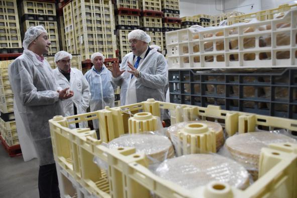 Castilla-La Mancha destaca los “magníficos datos de exportación” del queso manchego que superan los 170 millones de euros en 2022
