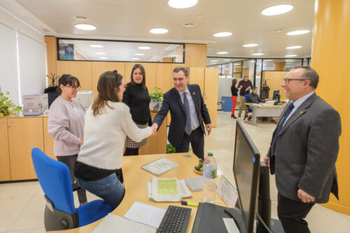 El delegado del Gobierno de España en Castilla-La Mancha visita la Oficina de Extranjería, tras las obras de mejora de eficiencia energética