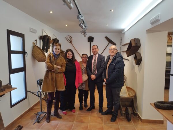 La segunda edición de Los Libros Viajan por la Provincia comienza con un “llenazo” de Carmen Posadas en Villares del Saz