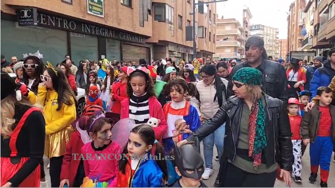 Domingo festivo de Carnaval en Tarancón en el que cientos de participantes infantiles han recorrido en el desfile las principales calles de la ciudad
