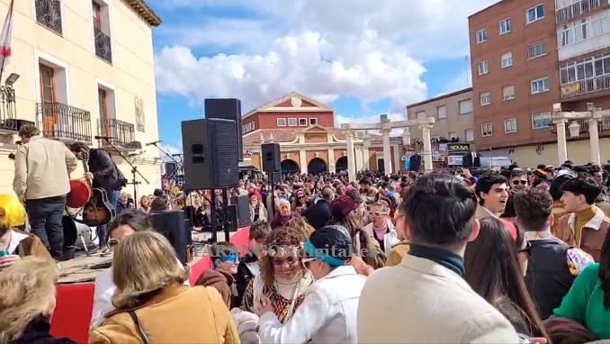 La fiesta Ye-yé en Tarancón un año más llenó de colorido las calles de la ciudad a pesar de las bajas temperaturas