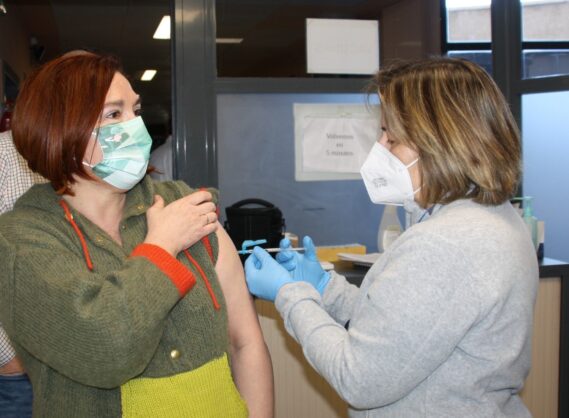 Alrededor de 500 personas han pasado por el punto de vacunación sin cita previa instalado en el Hospital Virgen de la Luz para recibir la segunda dosis de refuerzo de la COVID-19