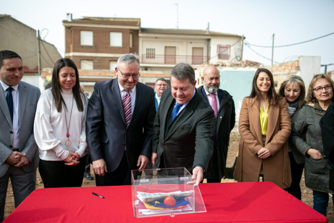 El presidente de Castilla-La Mancha coloca la primera piedra de la residencia para personas mayores en Quintanar del Rey