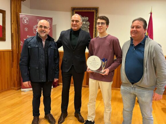 El Ayuntamiento reconoce los éxitos del joven nadador Adrián González Lopez, con una audiencia en la sala de alcaldes y entrega de un recuerdo.