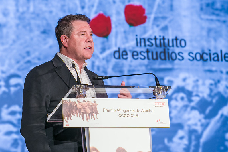 El presidente regional reconoce a Joan Manuel Serrat como el “autor de la banda sonora de la autoestima colectiva” de todo el país