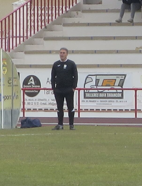 Víctor Justo, uno de los dos entrenadores del equipo Promesas de la EFB Jesús de la Ossa, terminó viendo el partido en la grada.