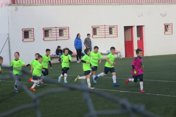 En dos escenarios se han disputado los dos encuentros de la sexta jornada de la Liga Globalcaja Quijote Benjamín en Fútbol 8.