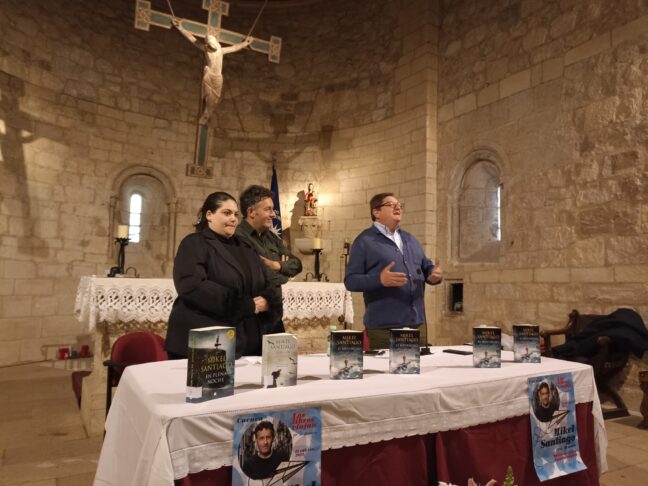 Los Libros Viajan por la Provincia lleva la presentación de Mikel Santiago a Arcas con la participación de más de 200 personas