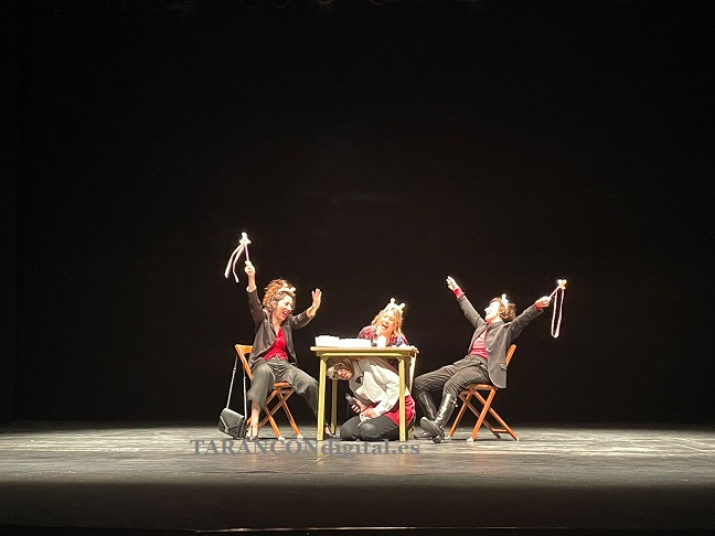 Aproximadamente un centenar de personas asistieron este sábado a la representación teatral «El novio infiltrado» del grupo Delfo en la Semana por la Igualdad