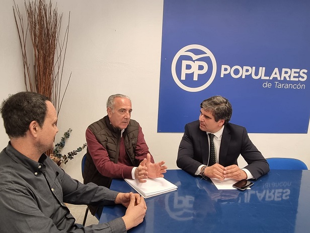 José M. Labrador se reúne en Tarancón con el candidato a la alcaldía del PP Miguel A. Igualada