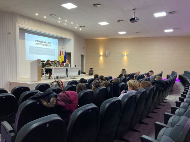 El Gobierno regional aborda con profesionales de diferentes asociaciones y familias de usuarios aspectos sobre las Prestaciones No Contributivas