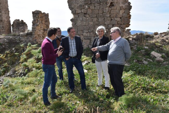 La Diputación de Cuenca invertirá 125.000 euros en la excavación y restauración del castillo y murallas de Moya