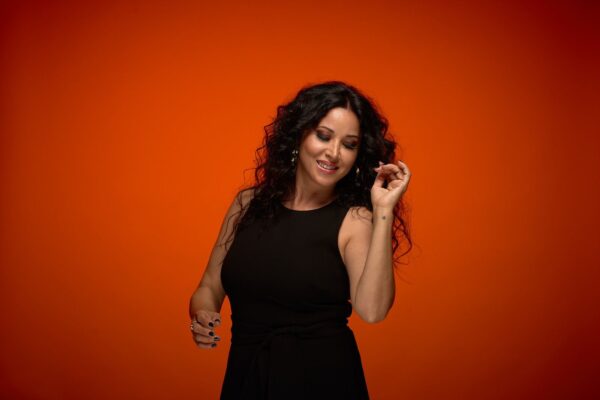 Yolanda Portillo pisa fuerte con ‘Lienzos de colores’