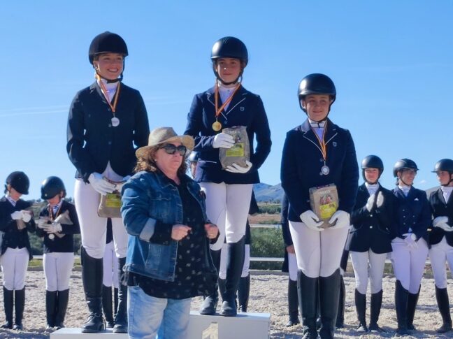 Comienza la temporada de Doma Clásica en Castilla la Mancha con tres primeros puestos para el equipo taranconero Equidepor que dirige Jose Víctor Navarro.