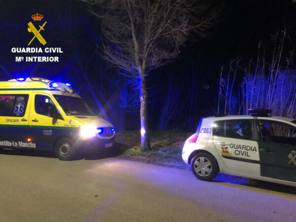 La Guardia Civil auxilia a una anciana que  había caído al cauce del río en Castillejo del  Romeral